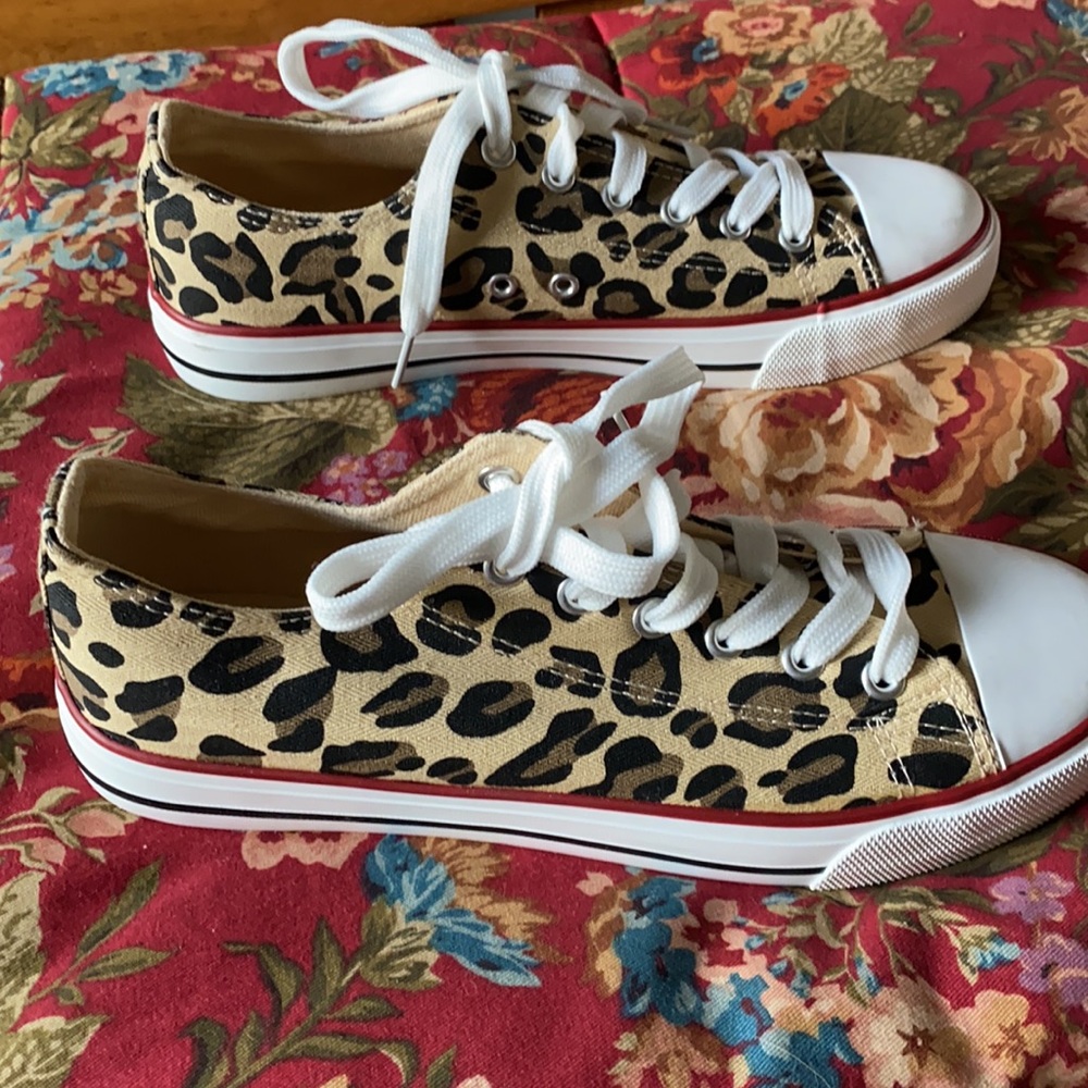 Size 8 Cheetah Print Ladies Fashion Sneakers - Picture 3 of 8